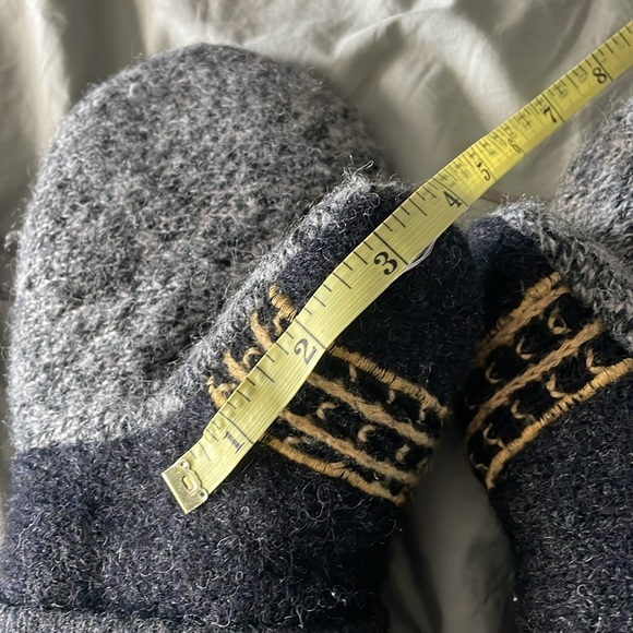 Bruins Mittens handmade made from Recycled materials - Picture 5 of 7